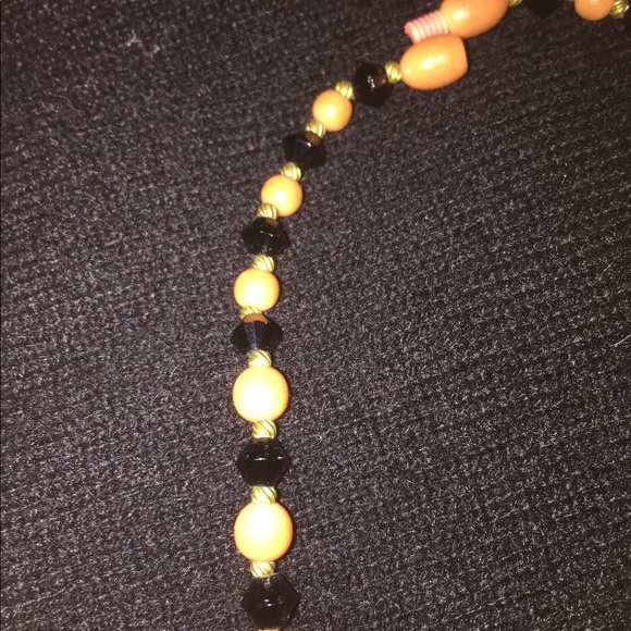Vintage coral and jet bead necklace. - Picture 4 of 8